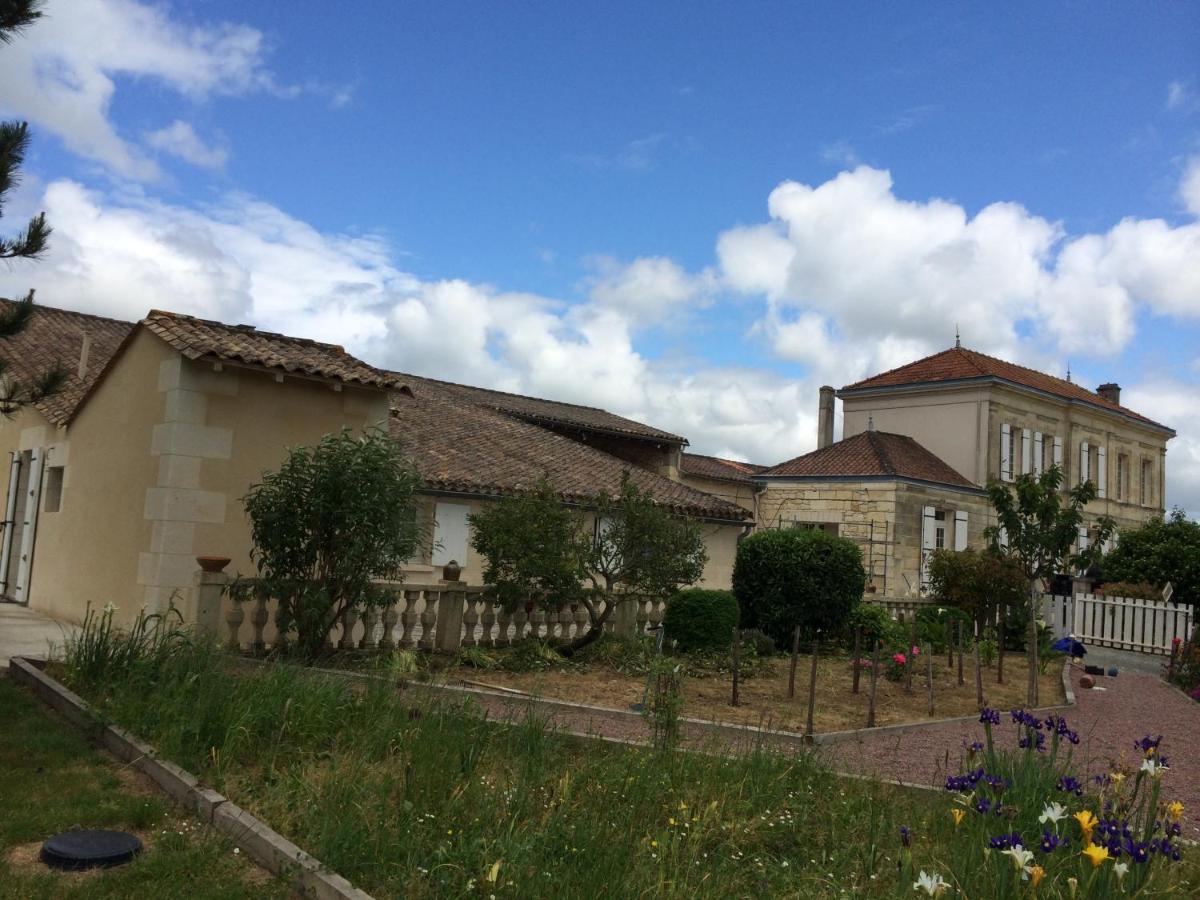 Chateau Couchebout Acomodação com café da manhã Pugnac Exterior foto